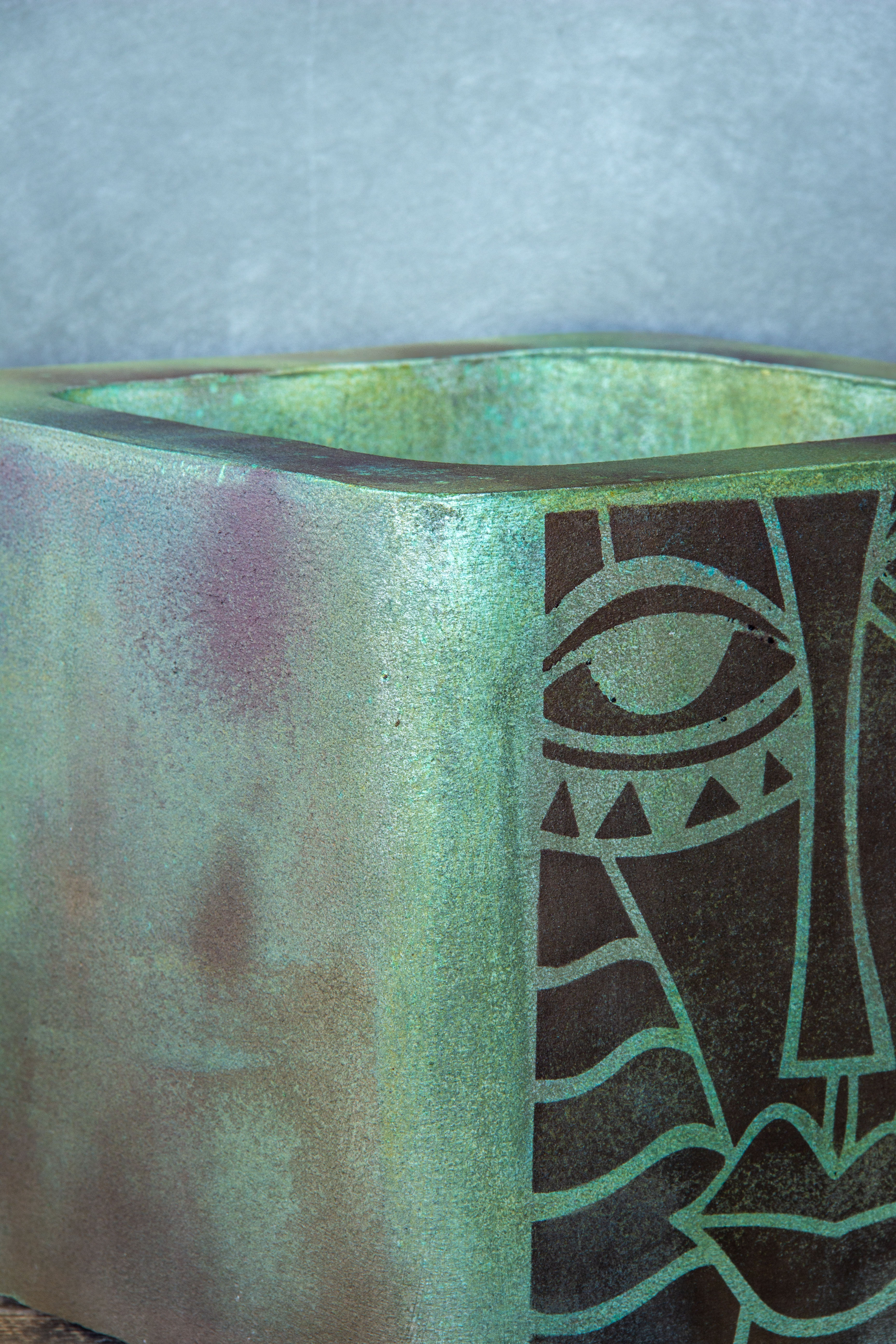 Osłonka z abstrakcyjnym motywem twarzy, postarzany metal z zielono-turkusową patyną, ręcznie wykonana